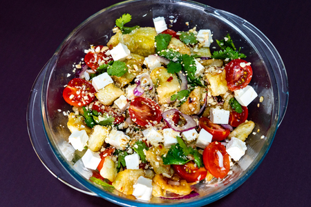 Салат с хрустящими баклажанами обжаренными в кукурузном крахмале Салат с хрустящими баклажанами обжаренными в кукурузном крахмале