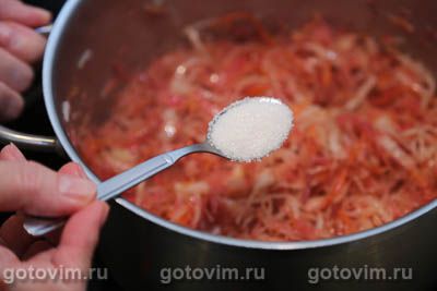 Солянка из квашеной и свежей капусты с нутом и курагой