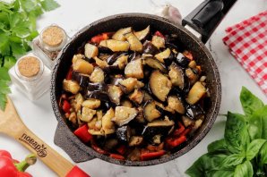 Баклажаны, жаренные с перцем и помидорами Баклажаны, жаренные с перцем и помидорами