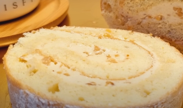 Бисквитный рулет с кремом из халвы. Необычное сладкое угощение