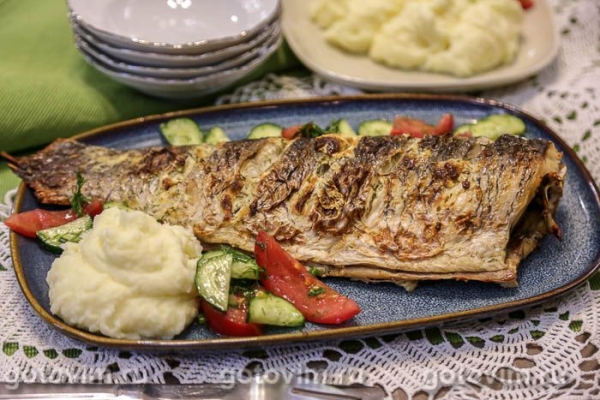 Белый амур, запеченный с творожным сыром в фольге