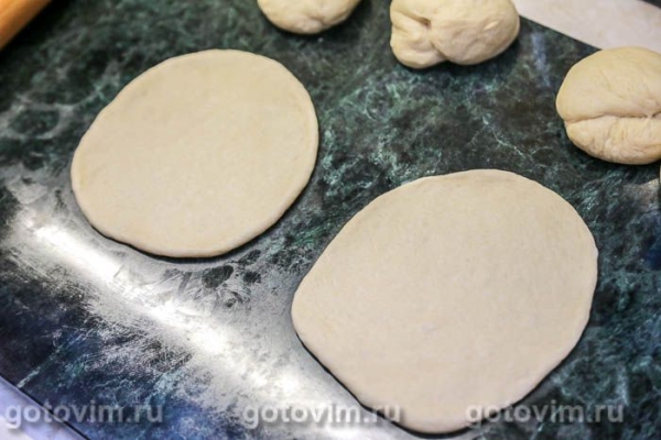 Булочка-плетенка с куриной печенью Булочка-плетенка с куриной печенью