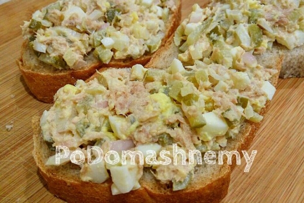 Намазка на хлеб из тунца, яиц и маринованных огурцов Намазка на хлеб из тунца, яиц и маринованных огурцов