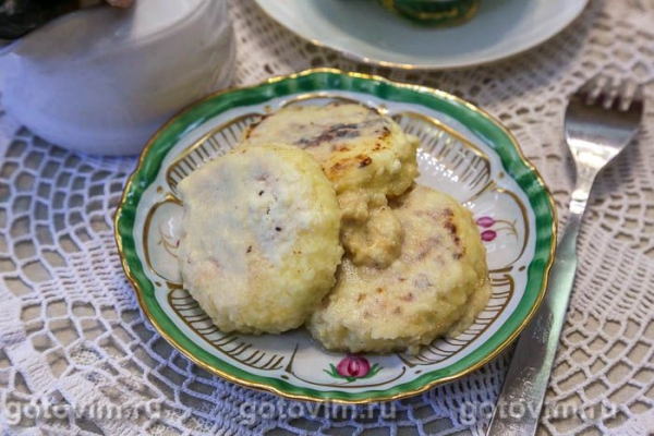 Сырники с изюмом, тушенные с медом и сметаной Сырники с изюмом, тушенные с медом и сметаной