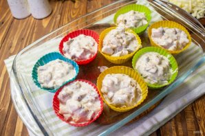 Жульен с курицей и грибами в формочках для кекса Жульен с курицей и грибами в формочках для кекса