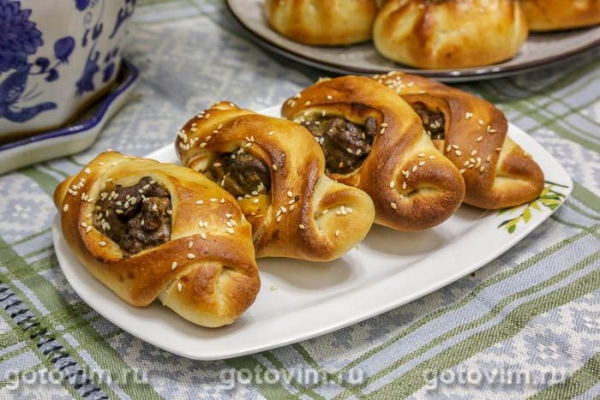 Булочка-плетенка с куриной печенью Булочка-плетенка с куриной печенью