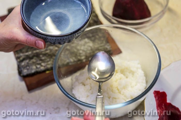 Суши со свеклой, красной рыбой и творожным сыром