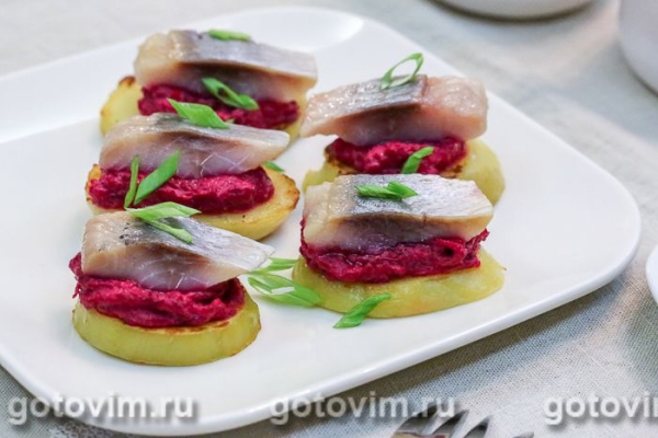 Тартинки из картофеля с соленой сельдью и свеклой Тартинки из картофеля с соленой сельдью и свеклой