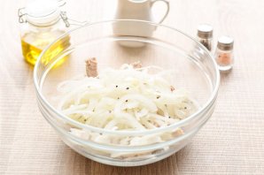 Деревенский свадебный салат из свинины с луком