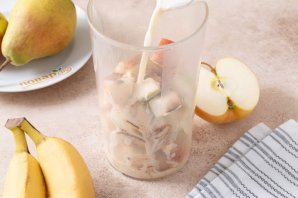 Смузи с бананом, яблоком и грушей Смузи с бананом, яблоком и грушей