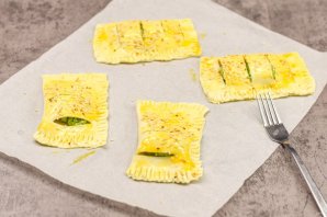 Слоеные пирожки с рикоттой и шпинатом