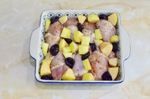 Курица с айвой и черносливом