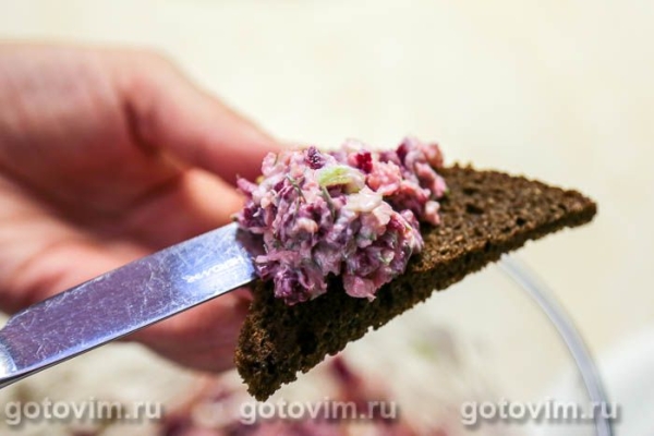 Тартинки с красной рыбой, творожным сыром и свеклой