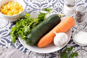 Салат с морковью, огурцом и кукурузой Салат с морковью, огурцом и кукурузой