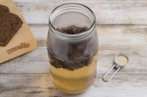 Домашний квас из ржаного черного хлеба Домашний квас из ржаного черного хлеба