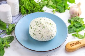 Домашний сыр с зеленью и чесноком Домашний сыр с зеленью и чесноком