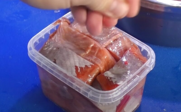 Рыбак поделился проверенным способом засолки красной рыбы. Максимально простой рецепт Рыбак поделился проверенным способом засолки красной рыбы. Максимально простой рецепт