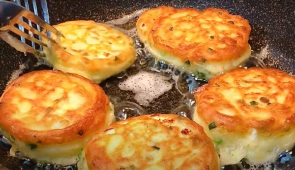 Ленивые пирожки с яйцом и луком. Пышные, мягкие и не оседают: секрет в приготовлении Ленивые пирожки с яйцом и луком. Пышные, мягкие и не оседают: секрет в приготовлении