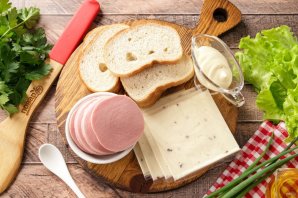 Бутерброды с колбасой и сыром Бутерброды с колбасой и сыром