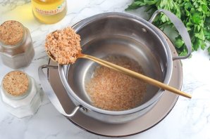 Пшеничная каша на воде в кастрюле