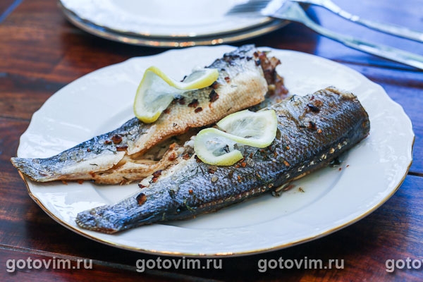 Сибас, запеченный с чесноком, укропом и лимонной цедрой
