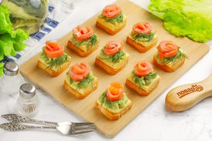 Канапе с сыром, авокадо и семгой Канапе с сыром, авокадо и семгой