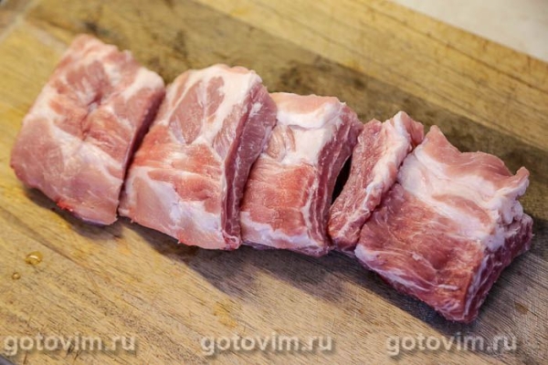 Свиные ребрышки с молодой капустой, запеченные в пакете