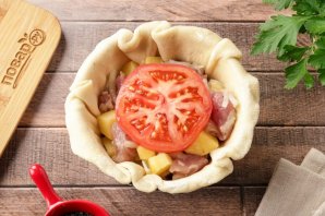 Жаркое в горшочке из теста