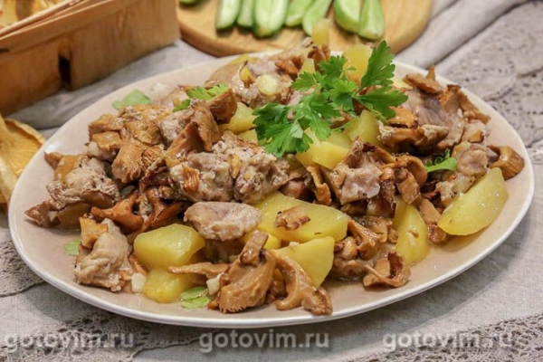 Свинина с картофелем и лисичками в пакете для запекания Свинина с картофелем и лисичками в пакете для запекания