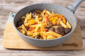 Макароны с грибами и овощами на сковороде Макароны с грибами и овощами на сковороде