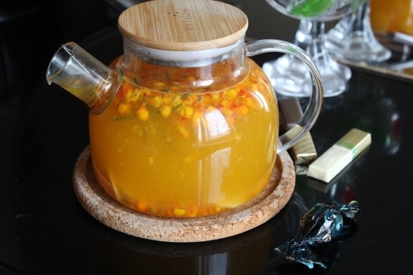 Чай с облепихой, имбирем и розмарином