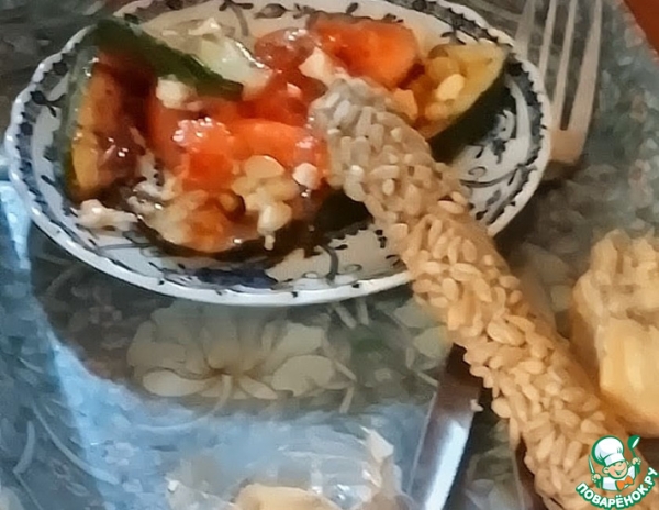 Цуккини с абрикосами, халуми, кедровыми орехами