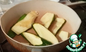 Цуккини с абрикосами, халуми, кедровыми орехами