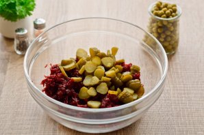 Салат "Виолетта" со свеклой и солеными огурцами Салат "Виолетта" со свеклой и солеными огурцами
