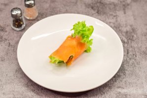 Рулетики из семги с творожно-огуречной начинкой Рулетики из семги с творожно-огуречной начинкой