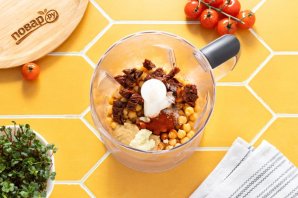 Хумус с вялеными помидорами Хумус с вялеными помидорами