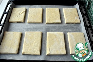 Слойки с консервированным тунцом