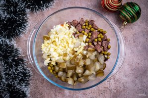 Салат "Оливье" новогодний