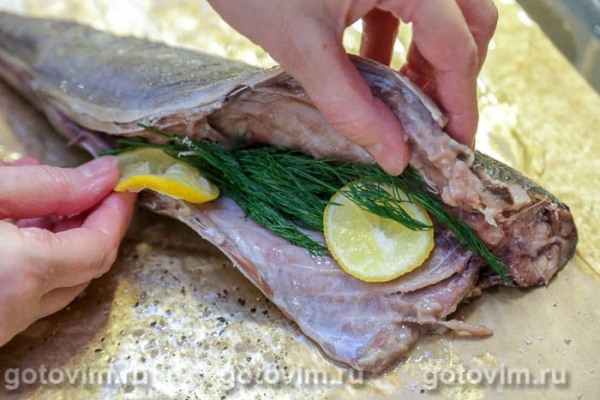 Сардина, запеченная с лимоном и зеленью