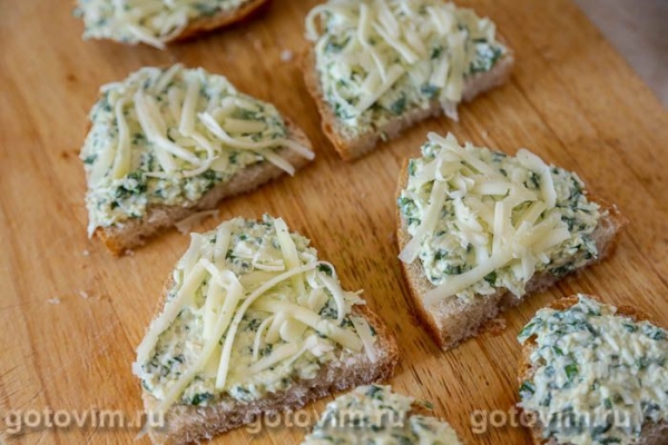 Горячие бутерброды с яйцом, черемшой и сыром