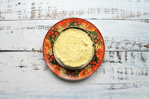 Слоеный салат с копченой курицей и колбасным сыром Слоеный салат с копченой курицей и колбасным сыром