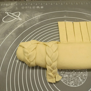 Рулет на дрожжевом тесте с творогом