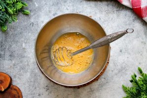 Салат с курицей, омлетом и корейской морковью Салат с курицей, омлетом и корейской морковью