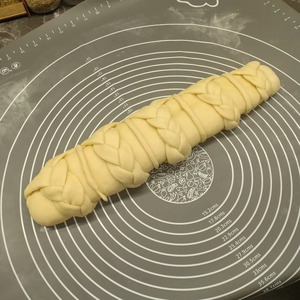 Рулет на дрожжевом тесте с творогом