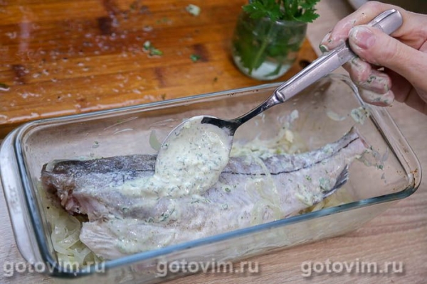 Пикша в микроволновке на луковой подушке
