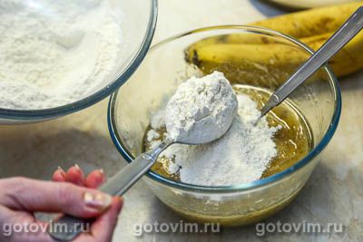 Постные рогалики из бананового теста с арахисом