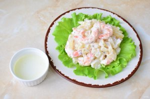 Салат с креветками, ананасом и сыром Салат с креветками, ананасом и сыром