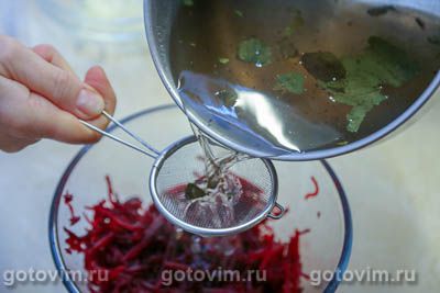 Салат из маринованной свеклы с сельдью