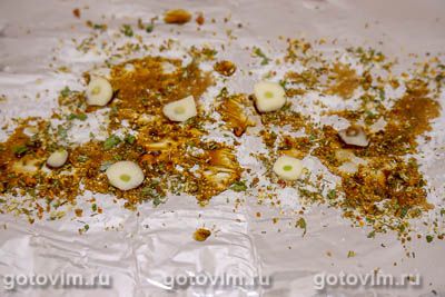 Запечённая свиная грудинка с чесноком в фольге Запечённая свиная грудинка с чесноком в фольге