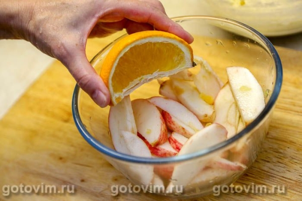 Яблочный пирог с сахарной корочкой и корицей